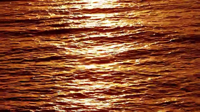 日落时壮丽的发光海面，可循环视频下载