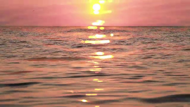 壮丽的日落在海上，可循环视频下载