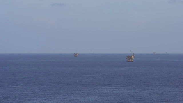 海洋中的石油平台视频素材