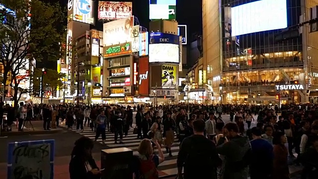 高清慢镜头:行人在东京涩谷区行走视频下载