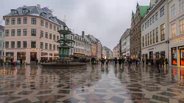 行人拥挤的Stroget购物街在丹麦哥本哈根视频素材