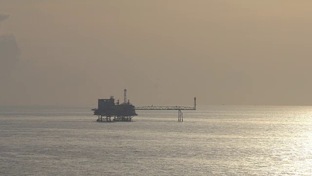 日落时分的石油平台视频素材