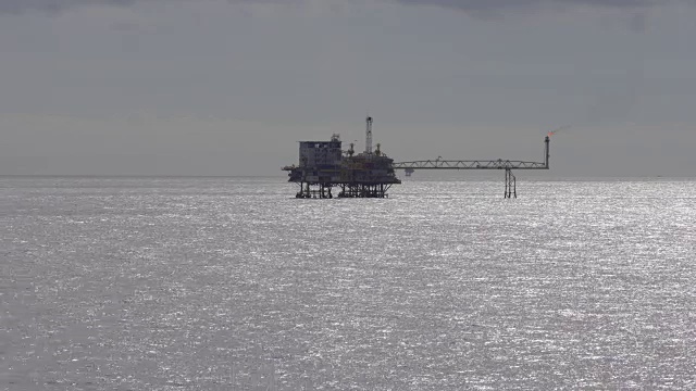 海上石油平台的剪影视频素材