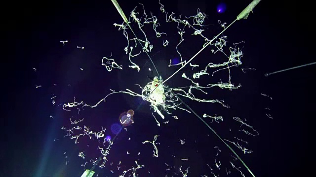 一个气球在地球大气层中爆炸，摄像机垂直落下视频素材