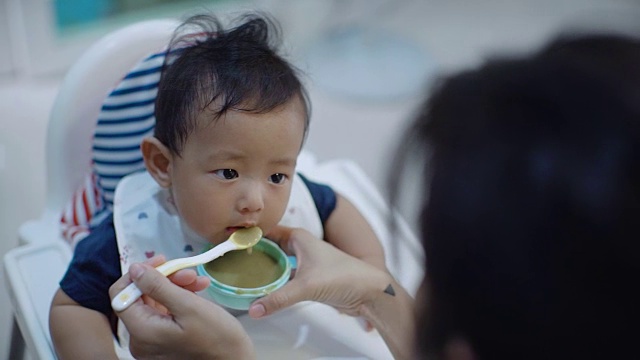 可爱的婴儿吃婴儿食品视频下载