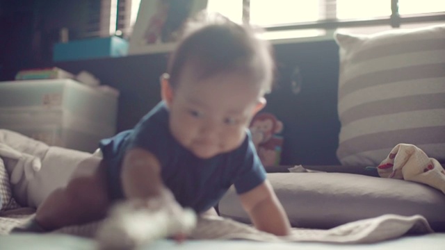 6-11个月大的男婴独自坐着视频下载
