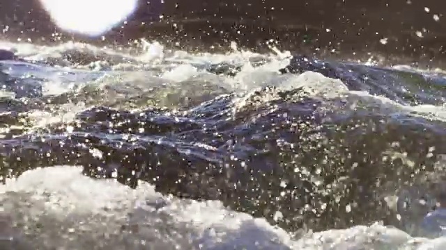 河水急湍以慢动作溅起水花视频素材