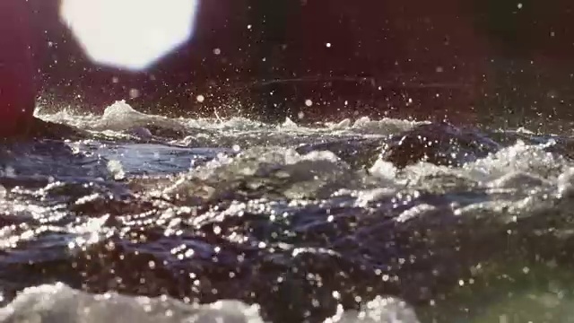 慢镜头，日落时加拿大流动的河流视频素材