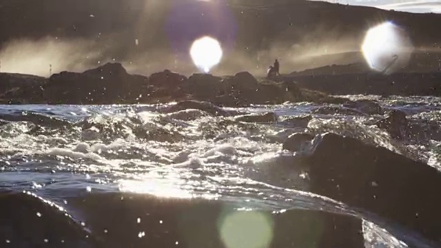 风景优美的河流在日落时湍急，慢镜头视频素材