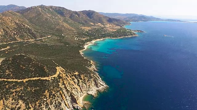 在日出时飞过色彩斑斓的撒丁岛地中海海岸线视频下载