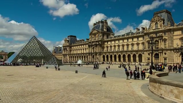 时间流逝，游客在法国巴黎卢浮宫外视频下载