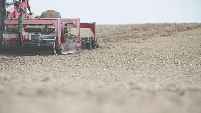 用现代耙进行农田耕作。视频素材