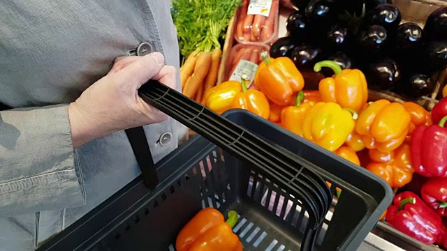 在超市挑选蔬菜的女人视频素材