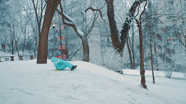 女孩用雪橇滑行视频素材