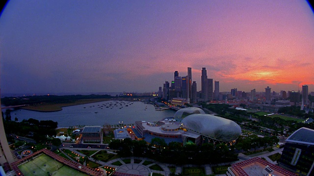 高角度广角拍摄新加坡天际线在黄昏视频下载