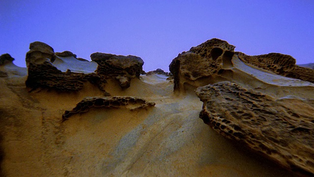 低角度的岩石和沙子到海洋视频素材