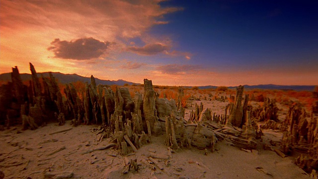 日落时分，吊车在死亡谷沙漠中拍摄沙子、岩石和碎片视频下载