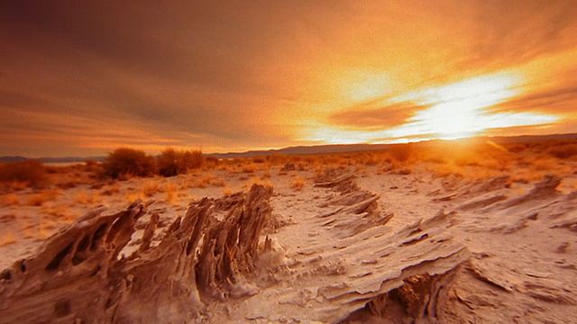 日落时分，在死亡谷沙漠中，一辆延时起重机拍摄了岩层和沙子视频素材