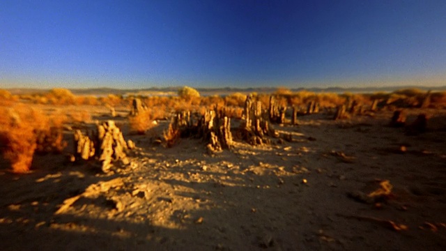 在死亡谷沙漠的岩石和沙子上的低视角视频素材