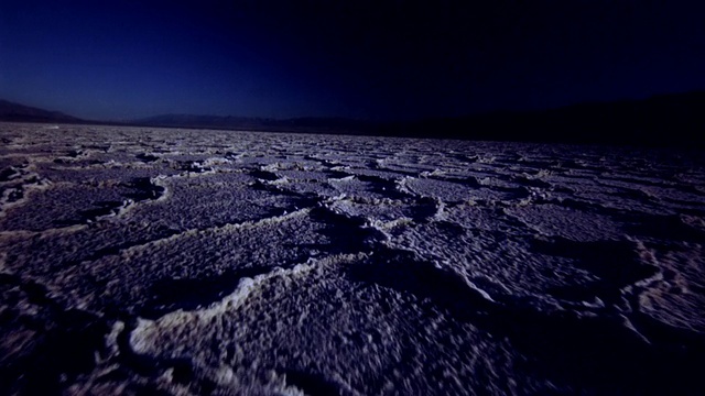 在死亡谷沙漠的夜晚，在干燥的地面上的低视角视频素材