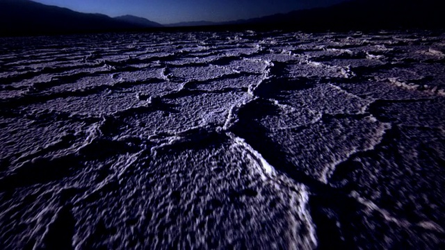 在死亡谷沙漠的夜晚，在干燥的地面上的低视角视频素材