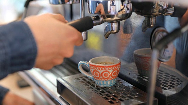 男咖啡师为女顾客提供浓缩咖啡视频素材