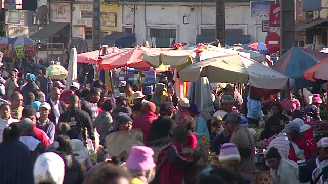 马达加斯加共和国塔那那利佛拥挤的街道视频下载