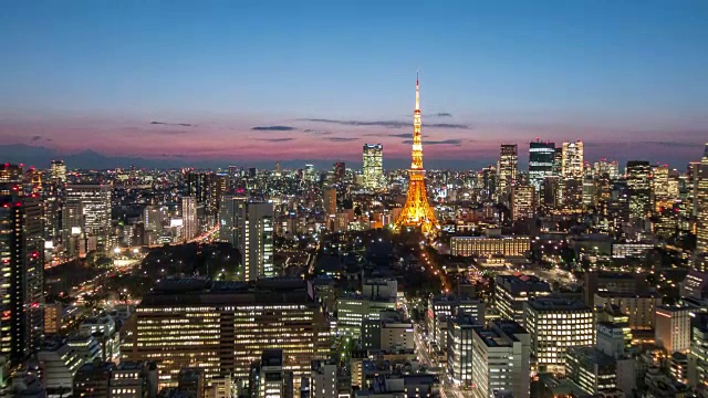 时间流逝在黄昏时间东京塔城市景观，东京天际线关东日本视频下载