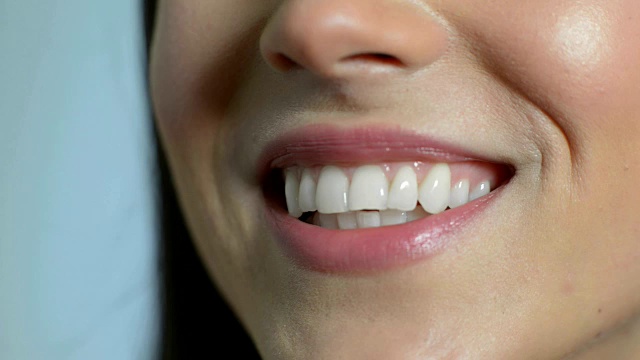 美丽女人的嘴的近距离与完美的牙齿，因为她说话视频素材
