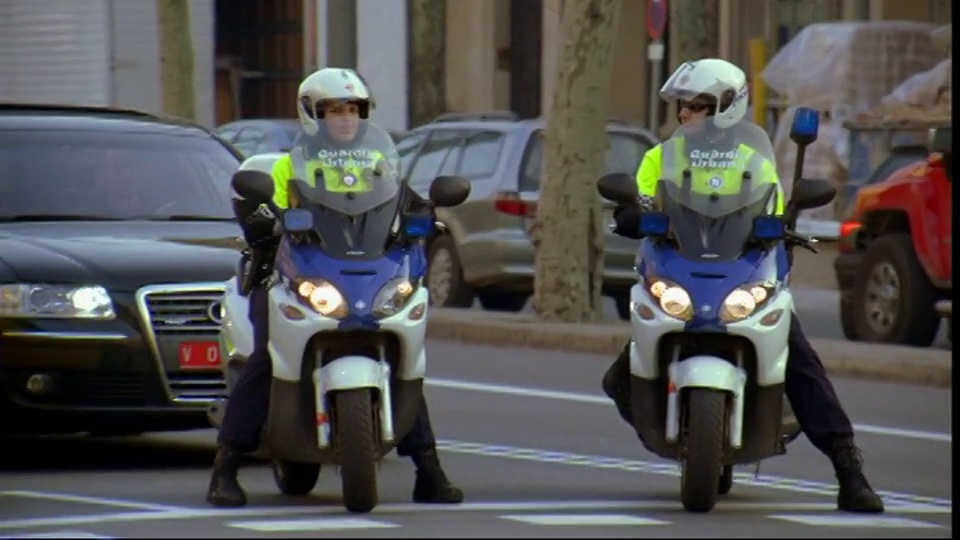 警察在十字路口等着他们的摩托车。视频下载