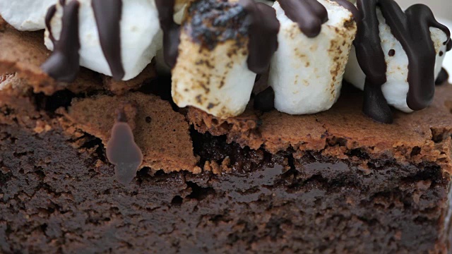 SLO MO关闭切巧克力蛋糕视频素材