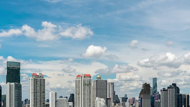 4K云在曼谷城市的蓝色天空在下午的时间流逝视频下载