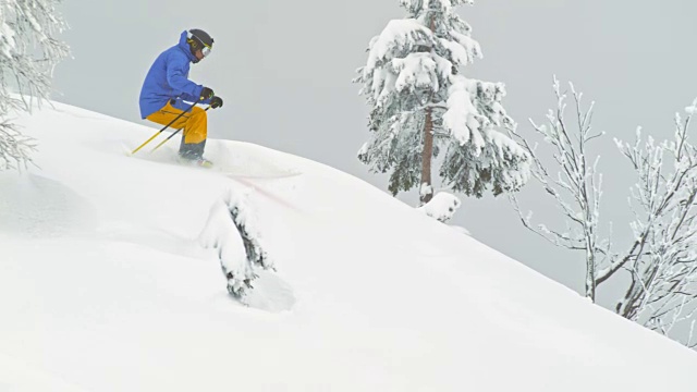 SLO MO男性野外滑雪者在粉末雪中跳跃视频素材