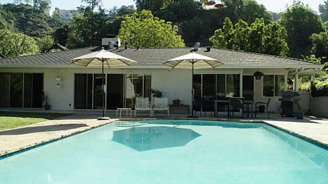 WS外部洛杉矶家和游泳池在中午的太阳视频素材