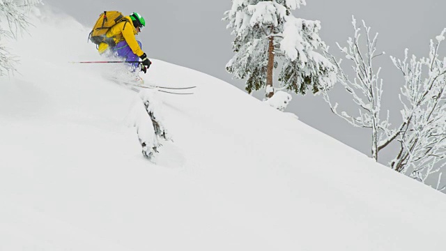 SLO MO野外滑雪者在粉雪中做跳跃视频素材