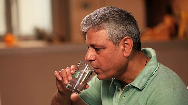 印度德里，一位老人喝着一杯水视频素材