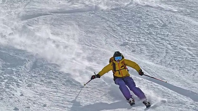 SLO MO女越野滑雪骑下山视频素材