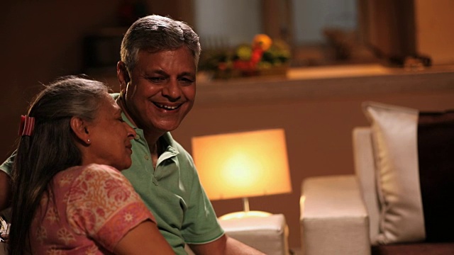 印度德里，一对微笑的老年夫妇视频素材