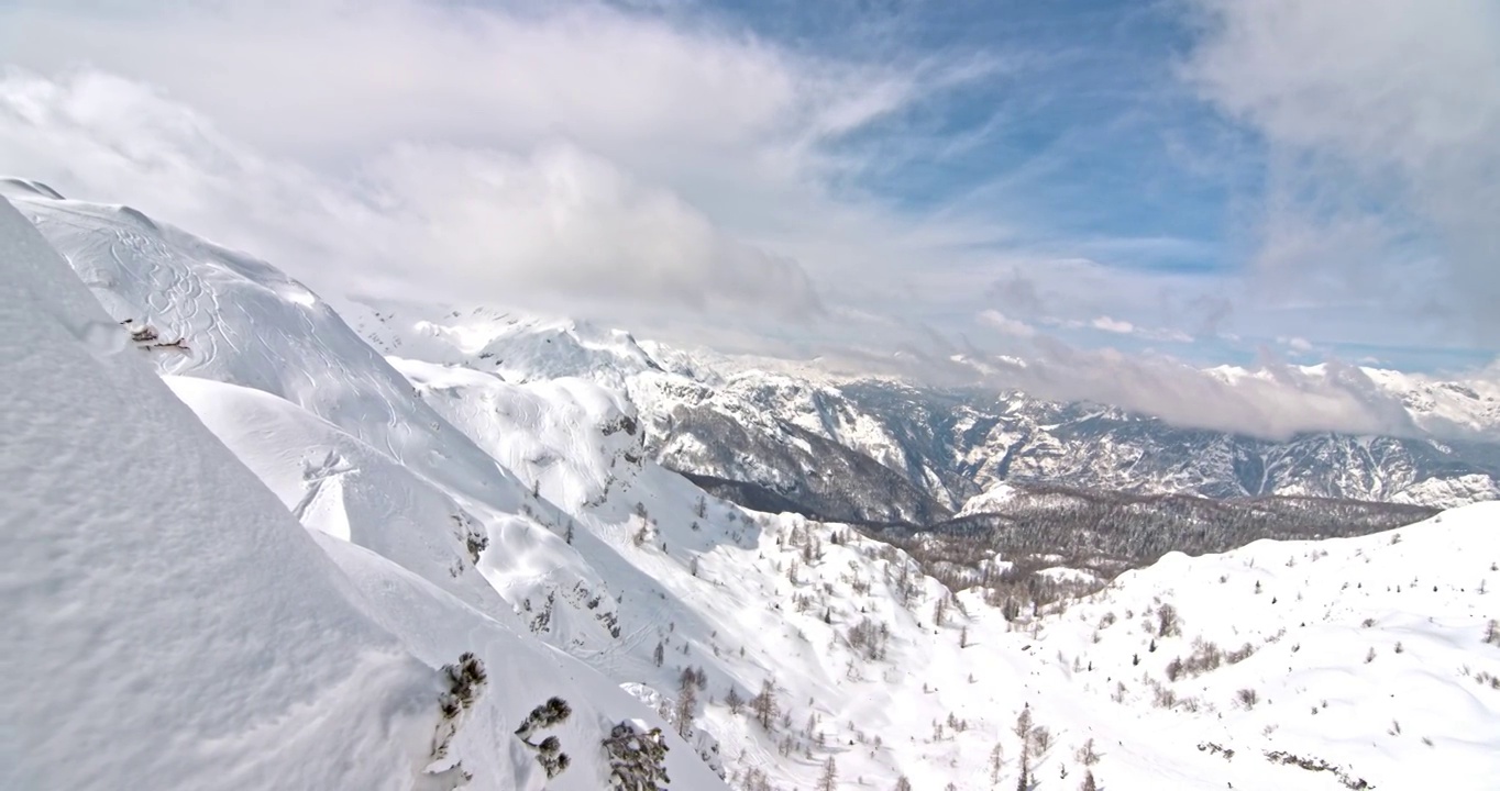 SLO MO女野外滑雪者从岩石上跳下来视频素材