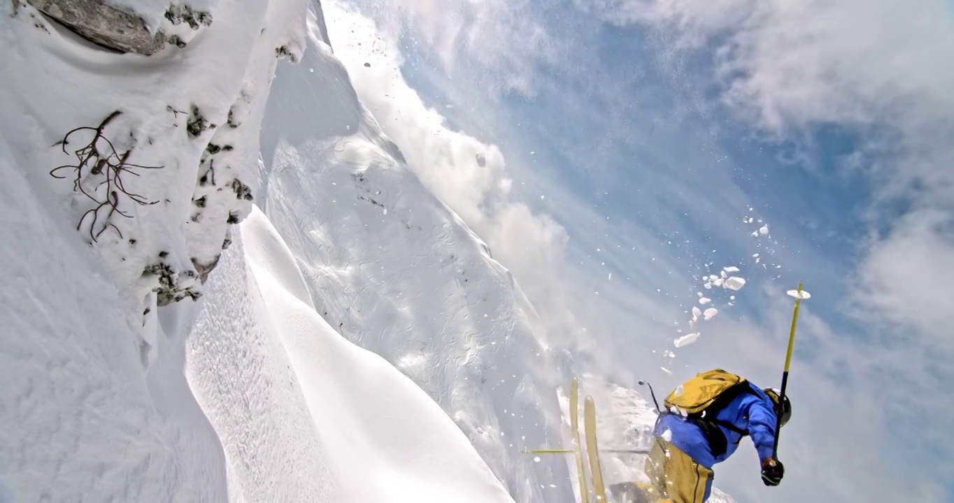 SLO MO男性野外滑雪者从岩石上跳下来视频素材