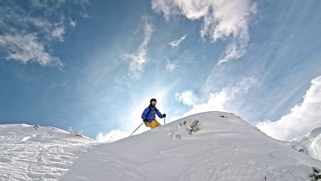SLO MO男性野外滑雪者做一个跳跃视频素材