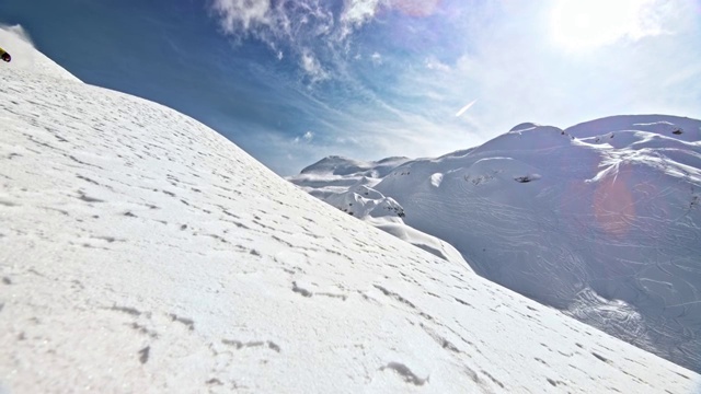 SLO MO女滑雪在粉末雪溅相机视频素材