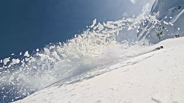速度坡道女野外滑雪者用粉末雪覆盖摄像机视频素材