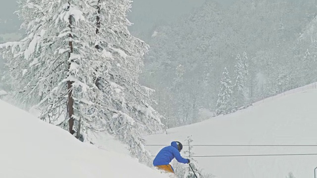 SLO MO男性野外滑雪者滑雪下山山坡视频素材