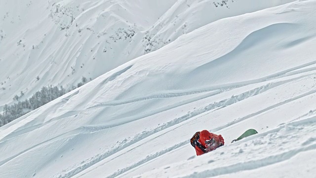 SLO MO野外滑雪板掉进粉状雪中视频下载