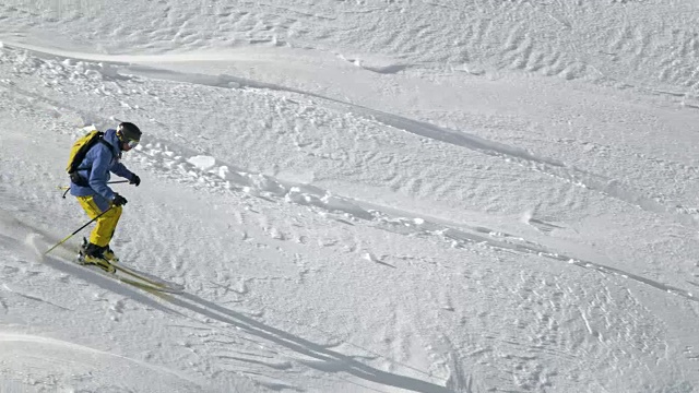 SLO MO野外滑雪者在粉雪中滑下斜坡视频素材