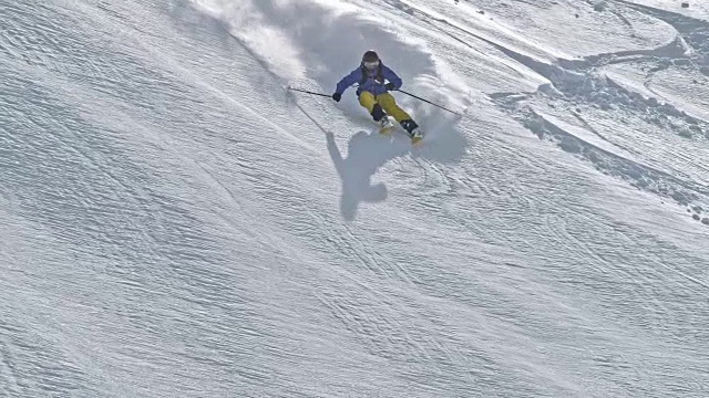 SLO MO人越野滑雪下山阳光明媚的山视频下载