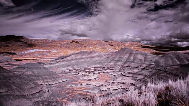 风暴掠过俄勒冈州的彩绘山视频素材