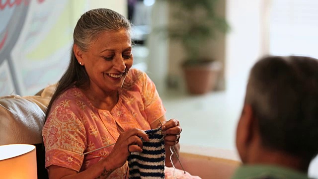 高级妇女在家里编织，德里，印度视频素材