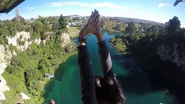 年轻女子在新西兰塔普蹦极视频下载